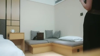 娇妻 雪白 呻吟-美女学生妹子是男友的乖母狗，戴着狗炼项圈乖乖让男友无套抽插~